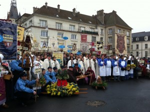 Archiconfrérie de la Champagne - groups photo in front of the statue of Jean de la Fontaine